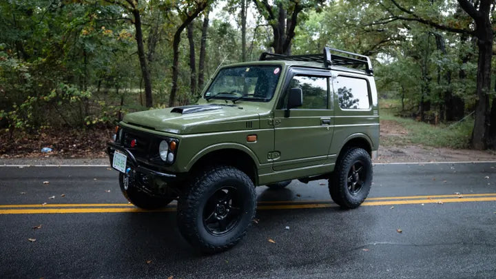 Front and side view of the Suzuki Jimny with roof rack